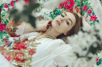 обоя сексуальная девушка, девушки, - брюнетки,  шатенки, девушка, женщина, шатенка, темноволосая, сексуальная, модель, звезда, позирует, разная, обувь, верхняя, стильная, одежда, нижнее, эротическое, бельё, трусы, лифчик, колготки, чулки, аксессуары, макияж, и, множество, элементов, на, фотографии