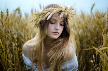 обоя сексуальная девушка, девушки, - лица,  портреты, девушка, женщина, шатенка, темноволосая, сексуальная, модель, звезда, позирует, разная, обувь, верхняя, стильная, одежда, нижнее, эротическое, бельё, трусы, лифчик, колготки, чулки, аксессуары, макияж, и, множество, элементов, на, фотографии