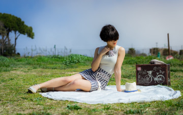 обоя сексуальная девушка, девушки, - брюнетки,  шатенки, девушка, женщина, брюнетка, темноволосая, сексуальная, модель, звезда, позирует, разная, обувь, верхняя, стильная, одежда, нижнее, эротическое, бельё, трусы, лифчик, колготки, чулки, аксессуары, макияж, и, множество, элементов, на, фотографии