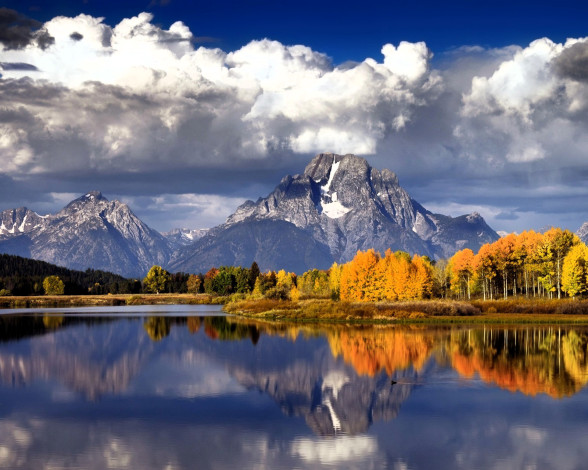 Обои картинки фото природа, реки, озера, облака, горы, лес, осень, озеро, отражение