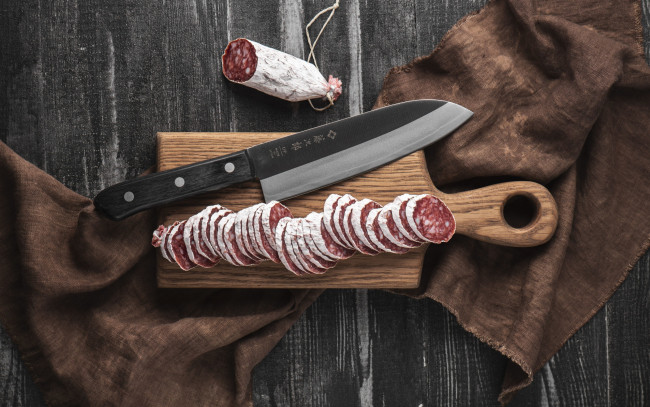 Обои картинки фото еда, колбасные изделия, нож, колбаса, копченая, нарезка