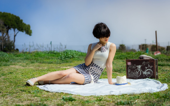 Обои картинки фото сексуальная девушка, девушки, - брюнетки,  шатенки, девушка, женщина, брюнетка, темноволосая, сексуальная, модель, звезда, позирует, разная, обувь, верхняя, стильная, одежда, нижнее, эротическое, бельё, трусы, лифчик, колготки, чулки, аксессуары, макияж, и, множество, элементов, на, фотографии