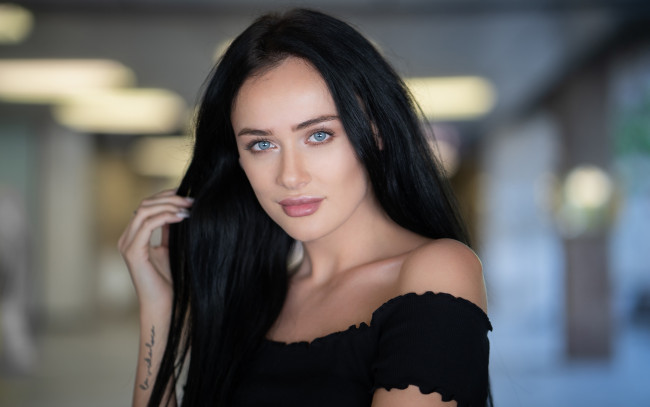 Обои картинки фото сексуальная девушка, девушки, - лица,  портреты, девушка, женщина, брюнетка, темноволосая, сексуальная, модель, звезда, позирует, разная, обувь, верхняя, стильная, одежда, нижнее, эротическое, бельё, трусы, лифчик, колготки, чулки, аксессуары, макияж, и, множество, элементов, на, фотографии