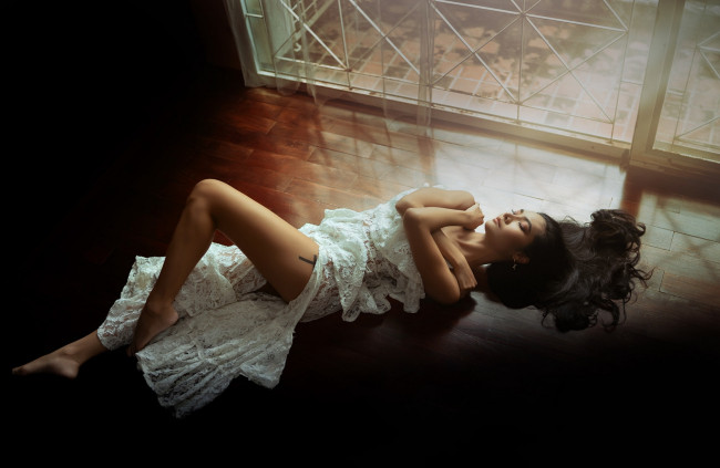 Обои картинки фото азиатская красота, девушки, - азиатки, девушка, женщина, брюнетка, темноволосая, сексуальная, модель, звезда, позирует, разная, обувь, верхняя, стильная, одежда, нижнее, эротическое, бельё, трусы, лифчик, колготки, чулки, аксессуары, макияж, и, множество, элементов, на, фотографии