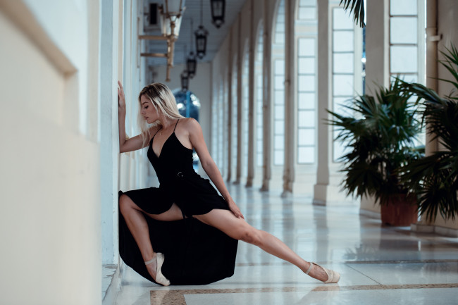 Обои картинки фото сексуальная девушка, девушки, - блондинки,  светловолосые, девушка, женщина, блондинка, светловолосая, сексуальная, модель, звезда, позирует, разная, обувь, верхняя, стильная, одежда, нижнее, эротическое, бельё, трусы, лифчик, колготки, чулки, аксессуары, макияж, и, множество, элементов, на, фотографии