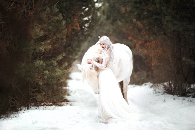 Обои картинки фото девушки, - блондинки,  светловолосые, блондинка, платье, лошадь, деревья, лес, дорога, снег