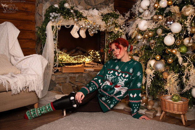 Обои картинки фото девушки, ира сокол, рыжая, свитер, носки, лосины, кресло, камин, украшения, ёлка