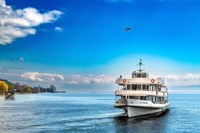 Обои картинки фото корабли, лайнеры, корабль, море, берег, деревья, облака