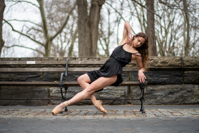 Обои картинки фото сексуальная девушка, девушки, - брюнетки,  шатенки, девушка, женщина, шатенка, темноволосая, сексуальная, модель, звезда, позирует, разная, обувь, верхняя, стильная, одежда, нижнее, эротическое, бельё, трусы, лифчик, колготки, чулки, аксессуары, макияж, и, множество, элементов, на, фотографии