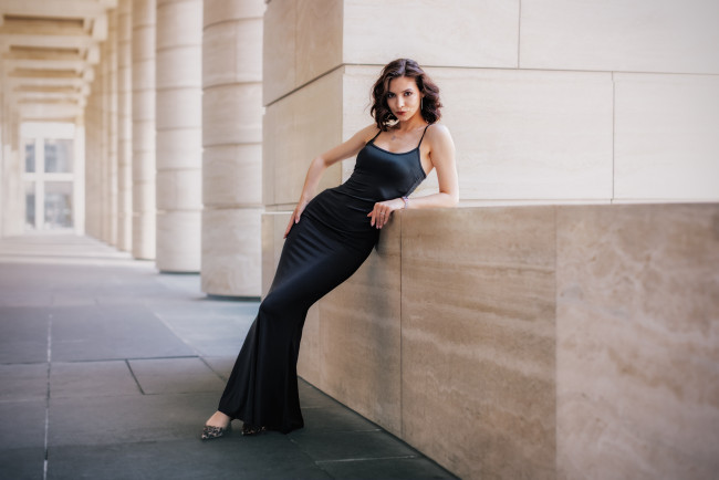 Обои картинки фото сексуальная девушка, девушки, - брюнетки,  шатенки, девушка, женщина, шатенка, темноволосая, сексуальная, модель, звезда, позирует, разная, обувь, верхняя, стильная, одежда, нижнее, эротическое, бельё, трусы, лифчик, колготки, чулки, аксессуары, макияж, и, множество, элементов, на, фотографии