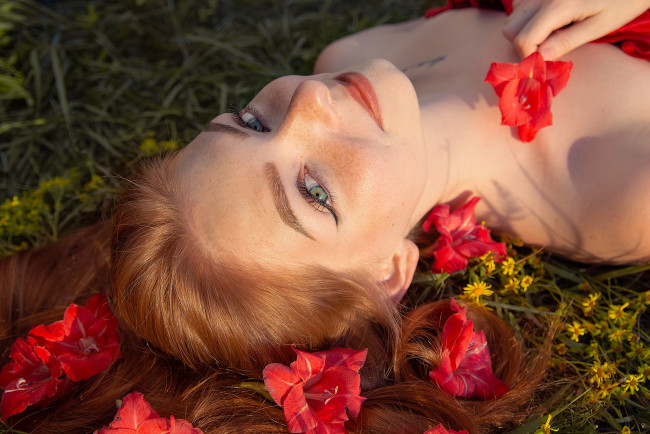 Обои картинки фото сексуальная девушка, девушки, - лица,  портреты, девушка, женщина, рыжая, светлая, тёмная, сексуальная, модель, звезда, позирует, разная, обувь, верхняя, стильная, одежда, нижнее, эротическое, бельё, трусы, лифчик, колготки, чулки, аксессуары, макияж, и, множество, элементов, на, фотографии