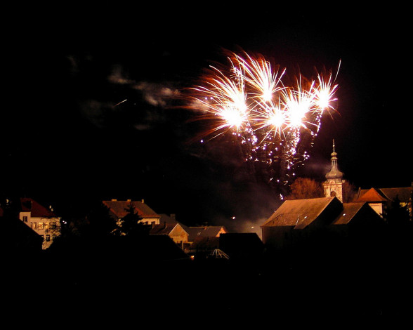 Обои картинки фото разное, салюты, фейерверки, салют, дома, ночь