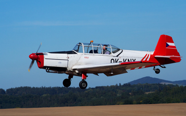 Обои картинки фото авиация, лёгкие, одномоторные, самолёты, самолет, лес, гора, летчик