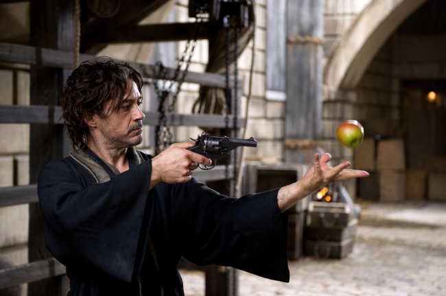 Обои картинки фото sherlock, holmes, game, of, shadows, кино, фильмы, яблоко, револьвер, холмс