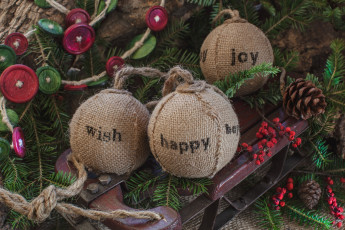 Картинка праздничные шарики шары мешковина санки пуговицы