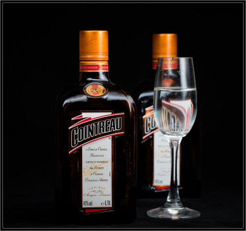 Обои картинки фото бренды, cointreau, алкоголь, ликер, бутылки, бокал