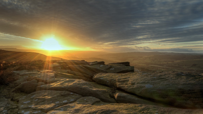 Обои картинки фото природа, восходы, закаты, свет, лучи, солнце, горизонт, плато, камни, тучи