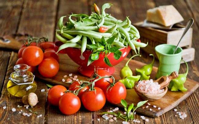 Обои картинки фото еда, натюрморт, фасоль, помидоры, перец, масло, специи