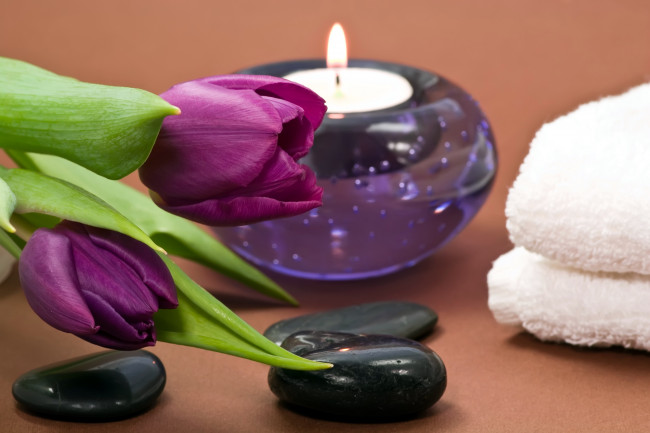 Обои картинки фото разное, свечи, тюльпаны, свеча, камни, полотенце