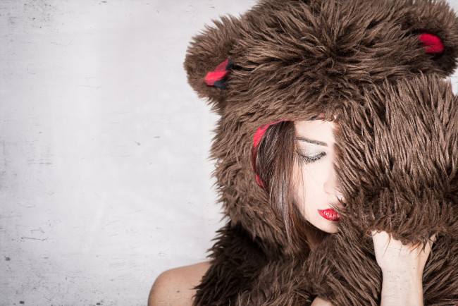Обои картинки фото девушки, -unsort , креатив, мех, crystal, медведь