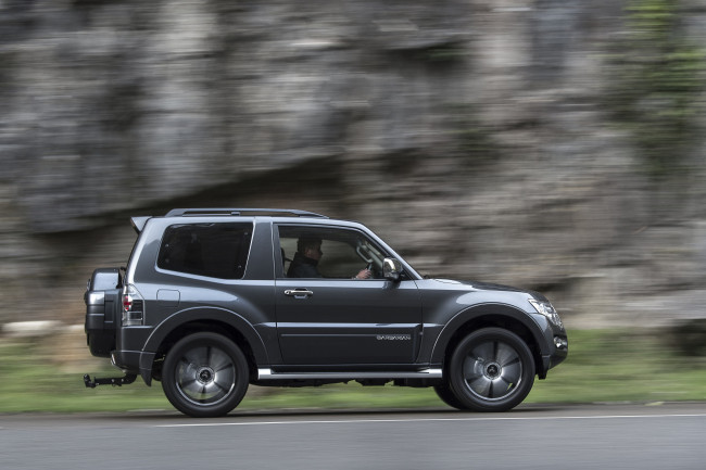 Обои картинки фото автомобили, mitsubishi, 2015г, barbarian, swb, shogun, темный