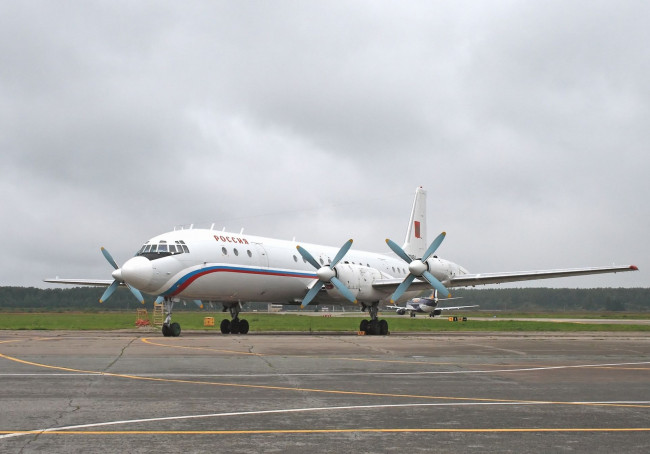 Обои картинки фото ил-18, авиация, пассажирские самолёты, аэродром, самолёт