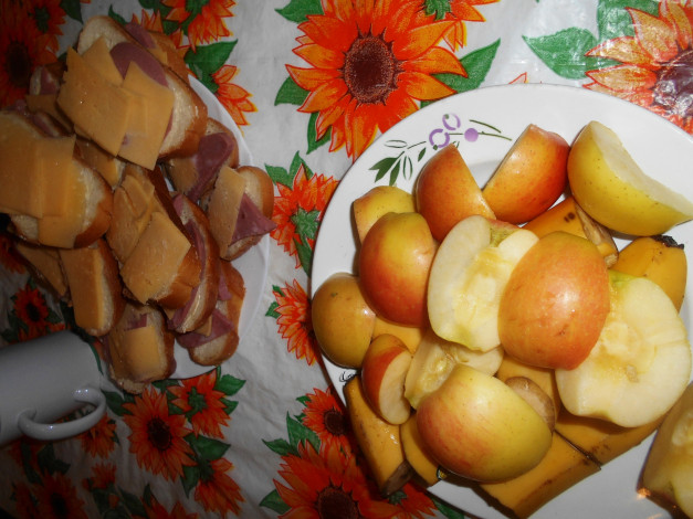 Обои картинки фото еда, бутерброды,  гамбургеры,  канапе, бананы, яблоки, сыр, хлеб, колбаса