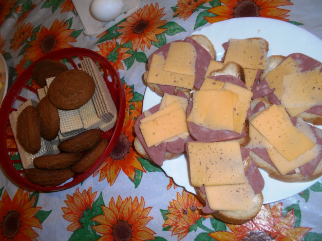 Обои картинки фото еда, бутерброды,  гамбургеры,  канапе, печенье, сыр, вафли, хлеб, колбаса