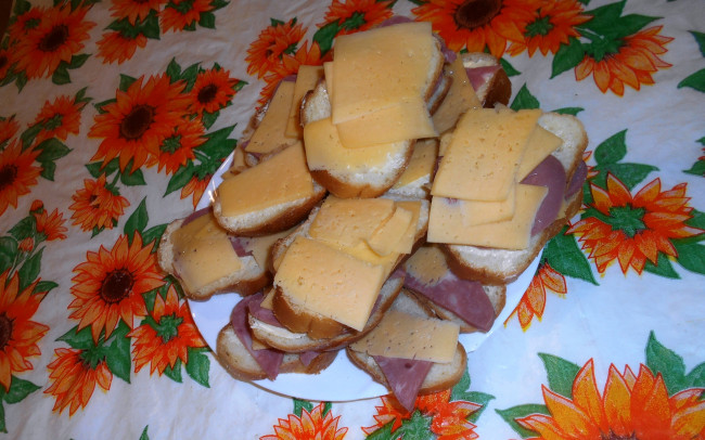 Обои картинки фото еда, бутерброды,  гамбургеры,  канапе, колбаса, хлеб, сыр