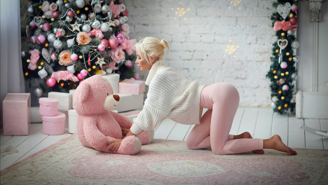 Обои картинки фото девушки, катерина ширяева, игрушка, девушка, елка, katerina, shiriaeva