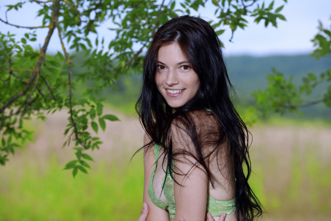 Обои картинки фото aleksandrina, девушки, -unsort , брюнетки, темноволосые, флирт, поза, стройная, брюнетка, модель, девушка