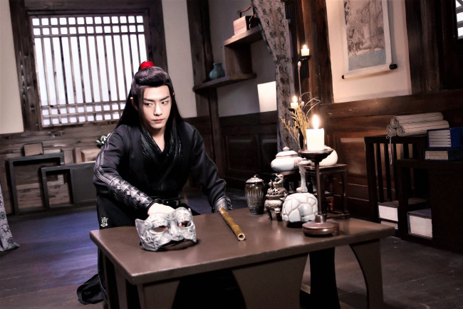 Обои картинки фото кино фильмы, the untamed, вэй, усянь, флейта, маска, стол