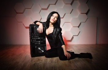 Картинка девушка+-+girl девушки -+брюнетки +шатенки девушка женщина брюнетка темноволосая сексуальная модель звезда позирует разная обувь верхняя стильная одежда нижнее эротическое бельё трусы лифчик колготки чулки аксессуары макияж и множество элементов на фотографии