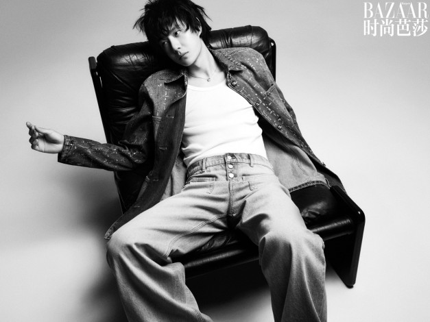 Обои картинки фото мужчины, wang yi bo, куртка, джинсы, кресло
