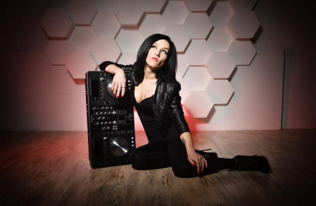 Обои картинки фото девушка - girl, девушки, - брюнетки,  шатенки, девушка, женщина, брюнетка, темноволосая, сексуальная, модель, звезда, позирует, разная, обувь, верхняя, стильная, одежда, нижнее, эротическое, бельё, трусы, лифчик, колготки, чулки, аксессуары, макияж, и, множество, элементов, на, фотографии