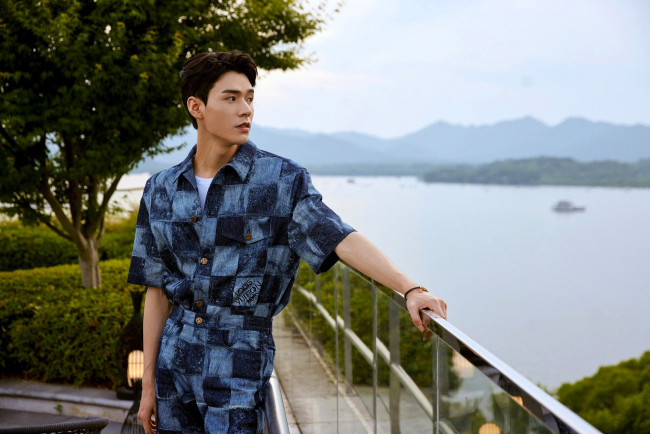 Обои картинки фото мужчины, gong jun | simon gong, актер, костюм, парк, ограда, озеро