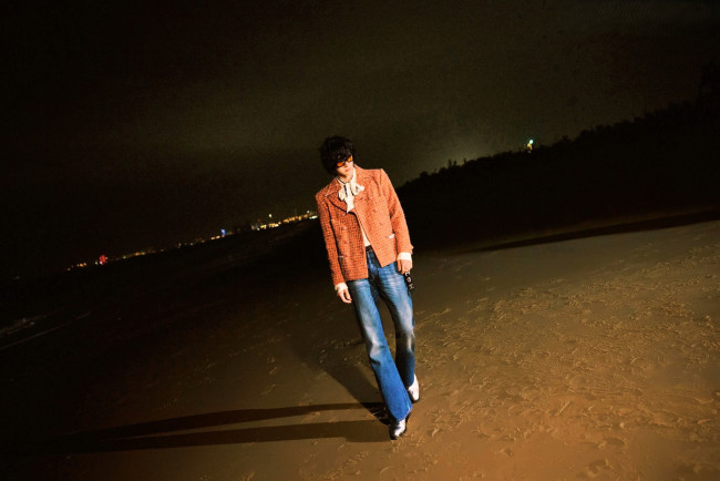 Обои картинки фото мужчины, wang yi bo, актер, пиджак, очки, джинсы, берег, огни