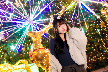 Картинка девушки -+азиатки шатенка шапка куртка олени карусель огни рождество