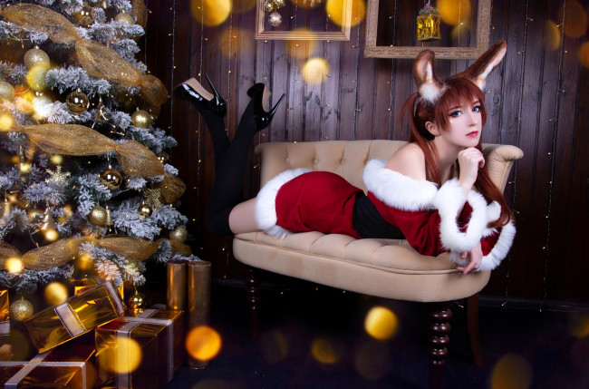 Обои картинки фото девушки, momo, образ, косплей, наряд, диван, ушки, ёлка, подарки, новый, год