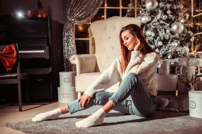 Обои картинки фото девушки, - рыжеволосые и разноцветные, рыжая, свитер, джинсы, носки, ёлка, новый, год, подарки, кресло, пианино, штора