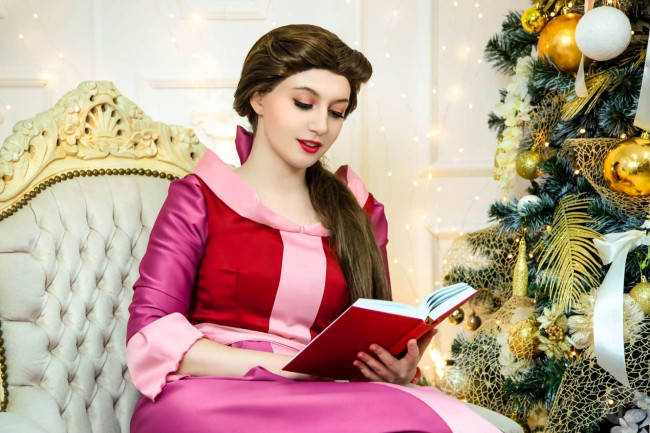 Обои картинки фото девушки, tomka violea, образ, косплей, наряд, костюм, книга, ёлка, новый, год