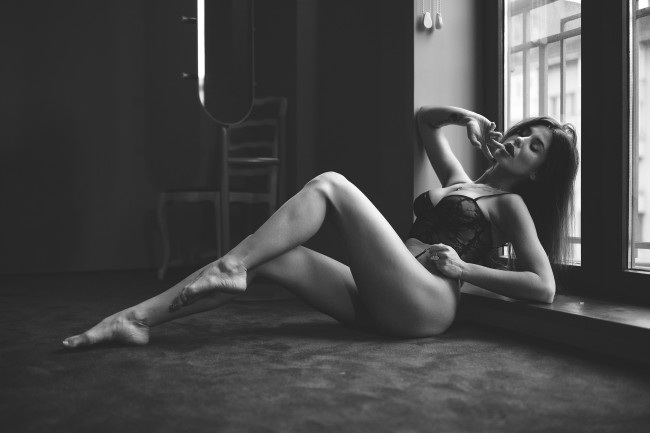 Обои картинки фото красивая девушка, девушки, - черно-белые, девушка, женщина, брюнетка, темноволосая, сексуальная, модель, звезда, позирует, разная, обувь, верхняя, стильная, одежда, нижнее, эротическое, бельё, трусы, лифчик, колготки, чулки, аксессуары, макияж, и, множество, элементов, на, фотографии