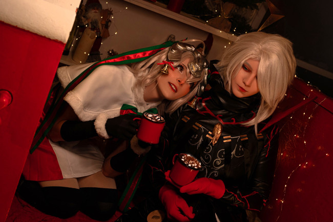 Обои картинки фото девушки, mari aisu, образы, косплей, наряды, костюмы, копье, огни, новый, год, автобус, украшения, подарки, чашки