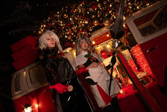 Обои картинки фото девушки, mari aisu, образы, косплей, наряды, костюмы, копье, огни, новый, год, автобус, украшения, подарки