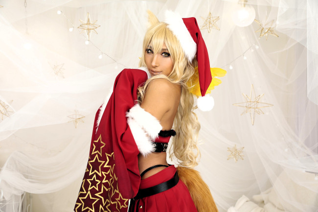 Обои картинки фото девушки, nonsummerjack, образ, косплей, наряд, костюм, снегурочка, новый, год, ушки, шапка, топ, рукава, хвост, юбка
