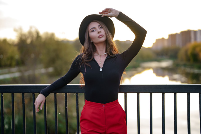 Обои картинки фото красивая девушка, девушки, - брюнетки,  шатенки, девушка, женщина, шатенка, темноволосая, сексуальная, модель, звезда, позирует, разная, обувь, верхняя, стильная, одежда, нижнее, эротическое, бельё, трусы, лифчик, колготки, чулки, аксессуары, макияж, и, множество, элементов, на, фотографии