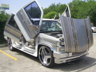 Картинка автомобили выставки уличные фото