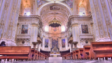 Картинка интерьер убранство роспись храма розовый колонны люстра