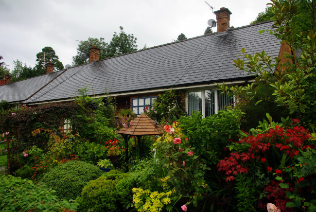 Обои картинки фото разное, сооружения, постройки, деревья, кусты, цветы, дом, беседка