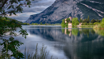 Картинка castel+toblino +trentino +italy города -+дворцы +замки +крепости castel toblino lake пейзаж озеро тоблино италия trentino italy замок горы водная гладь